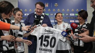 Beşiktaş Başkanı Hasan Arat’tan 150. maçına çıkan Didem Karagenç’e forma