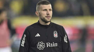 Samet Aybaba Ante Rebic ile görüştü