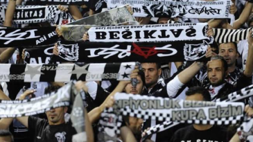 Beşiktaş taraftarı için bayraklar yerleştiriliyor